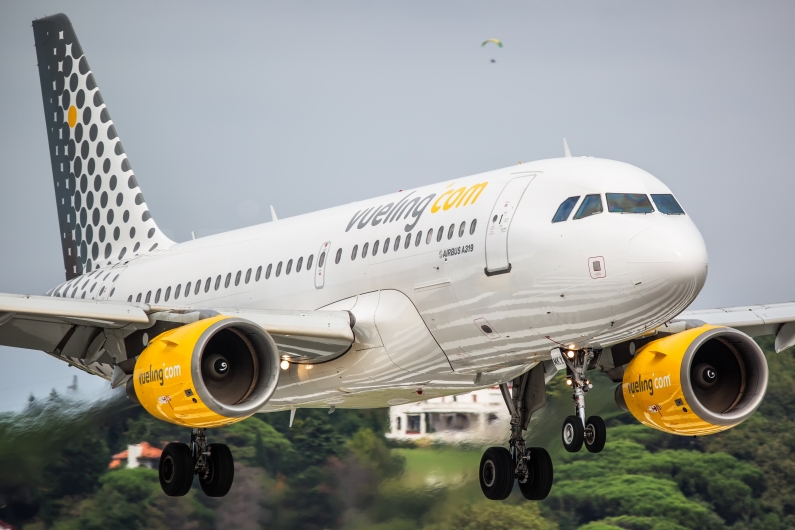 Vueling Airbus A319-112 EC-MKX