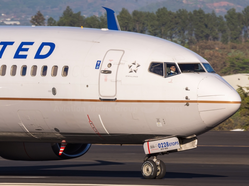 United Airlines Boeing 737-824 N14228