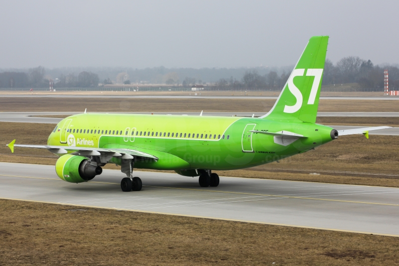 S7 - Siberia Airlines Airbus A320-214 VQ-BDE