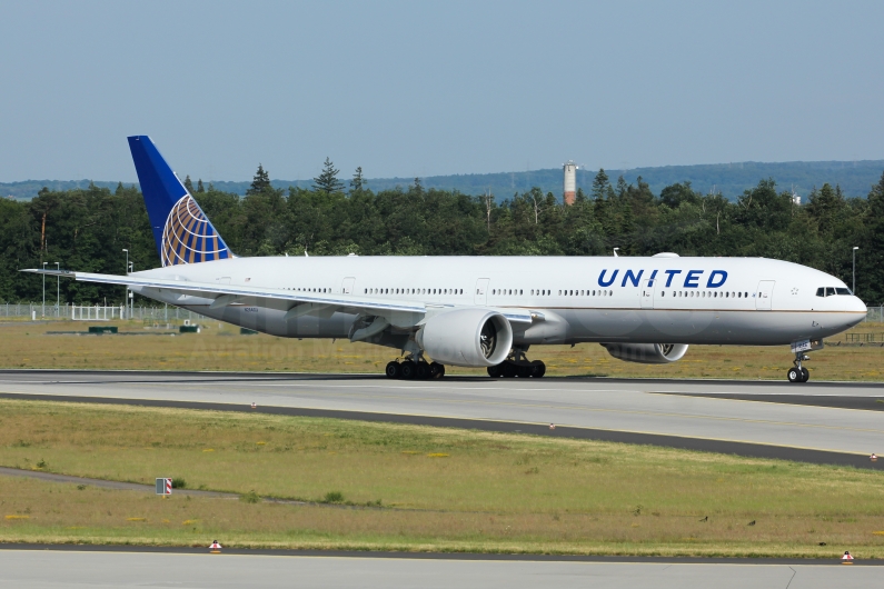 United Airlines Boeing 777-322(ER) N2846U