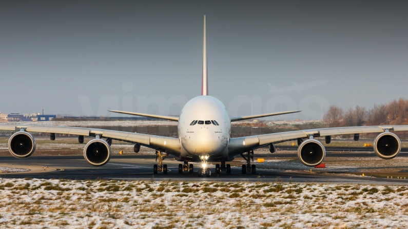 Emirates Airbus A380-861 A6-EOT