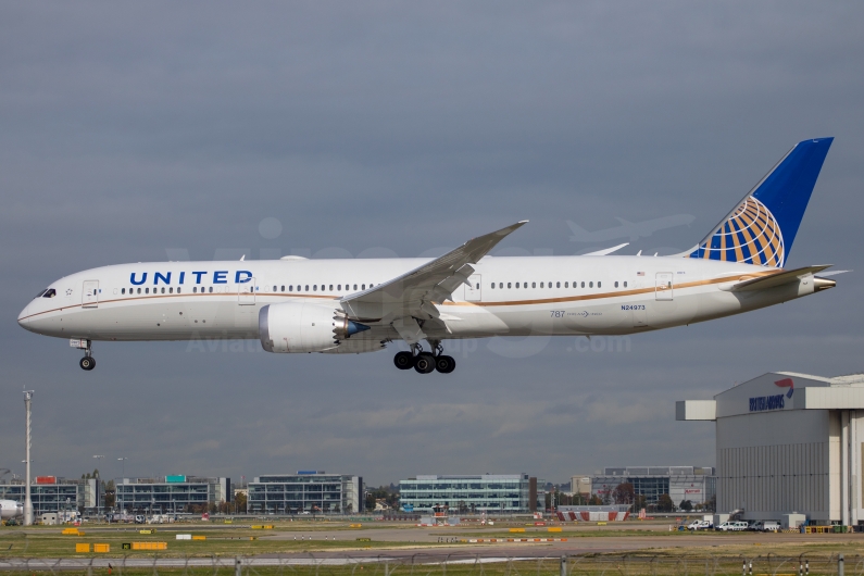 United Airlines Boeing 787-9 Dreamliner N24973