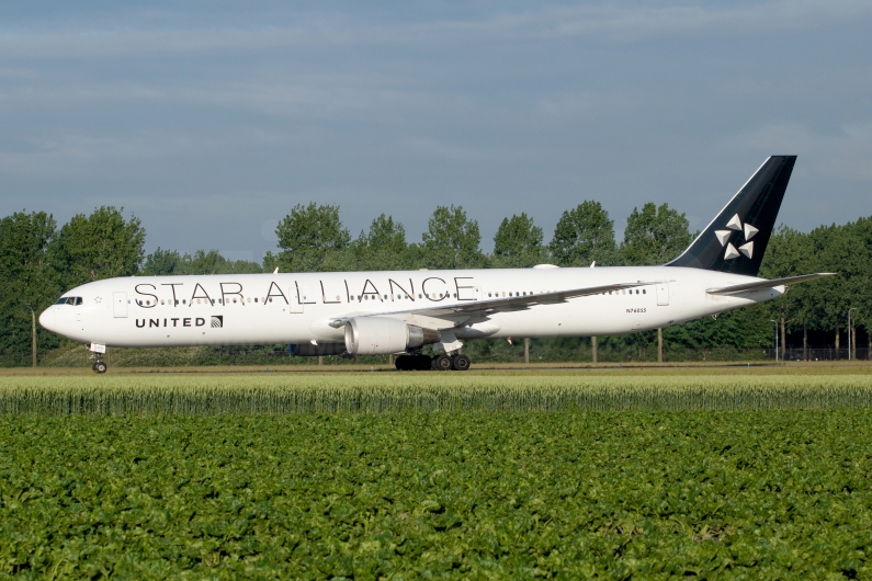 United Airlines Boeing 767-424(ER) N76055