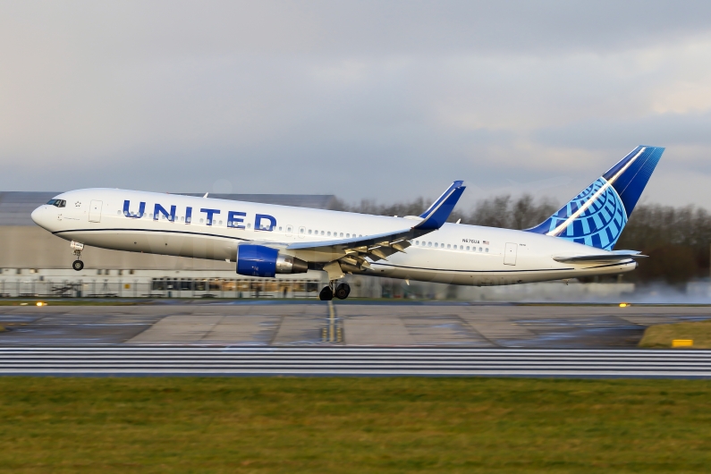 United Airlines Boeing 767-322(ER) N676UA