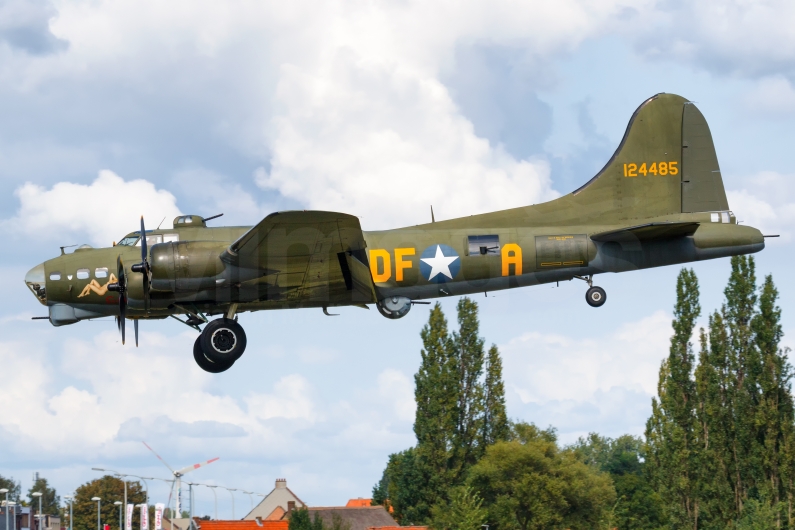 USAF United States Air Force Boeing B-17G Flying Fortress G-BEDF