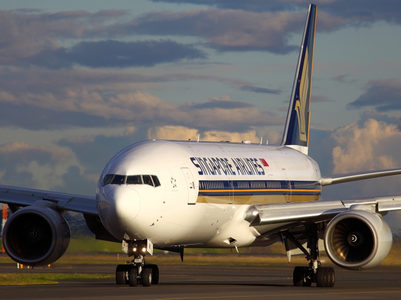 Singapore Airlines Boeing 777-212(ER) 9V-SVI