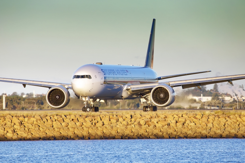 Singapore Airlines Boeing 777-312(ER) 9V-SNA