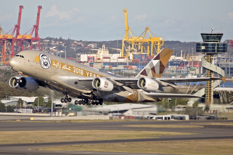 Etihad Airways Airbus A380-861 A6-APH