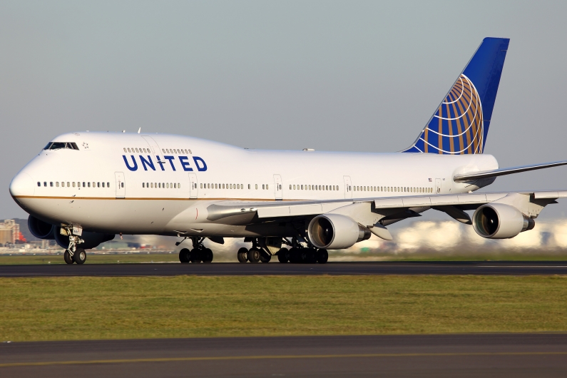 United Airlines Boeing 747-422 N127UA