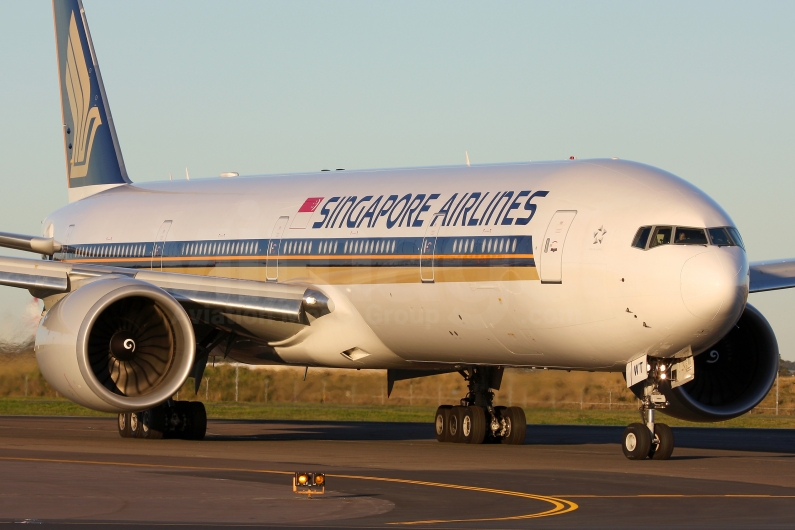 Singapore Airlines Boeing 777-312(ER) 9V-SWT