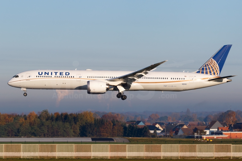 United Airlines Boeing 787-10 Dreamliner N16008