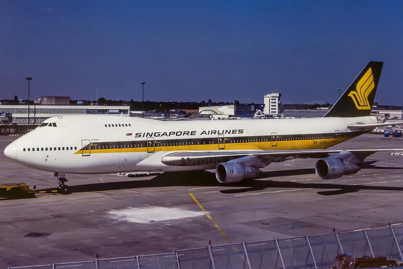 Singapore Airlines Boeing 747-212B 9V-SQR