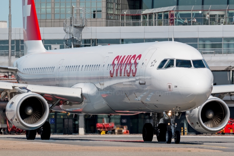 Swiss Airbus A321-212 HB-IOM