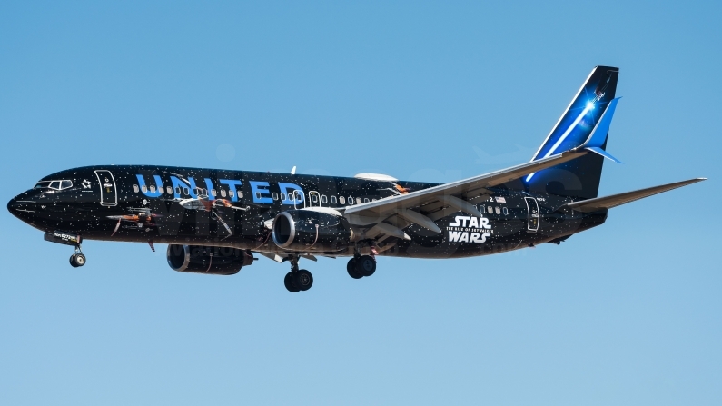 United Boeing 737-824(WL) N36272