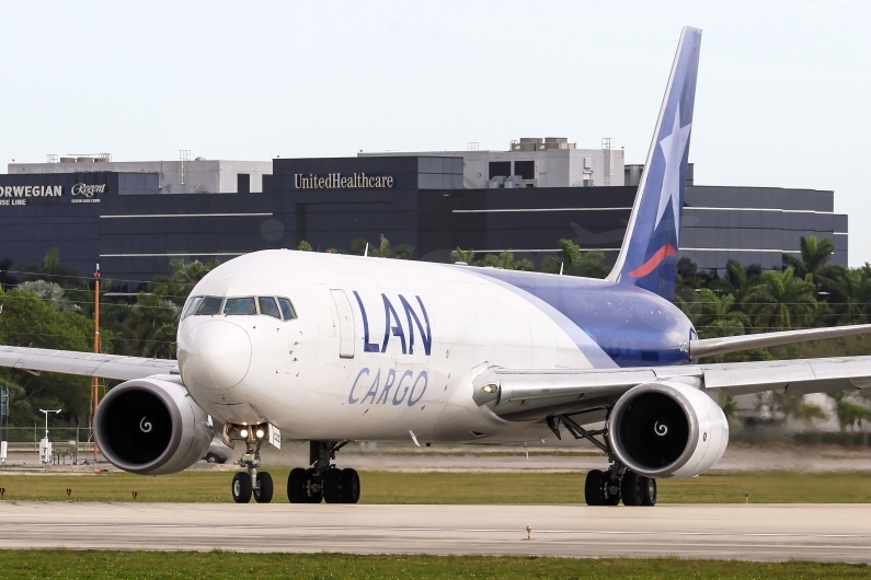 LATAM Cargo Boeing 767-316F(ER) CC-CZZ