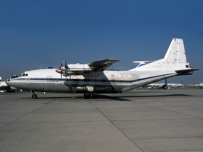 Navette Air Antonov An-12BP 3C-AAG