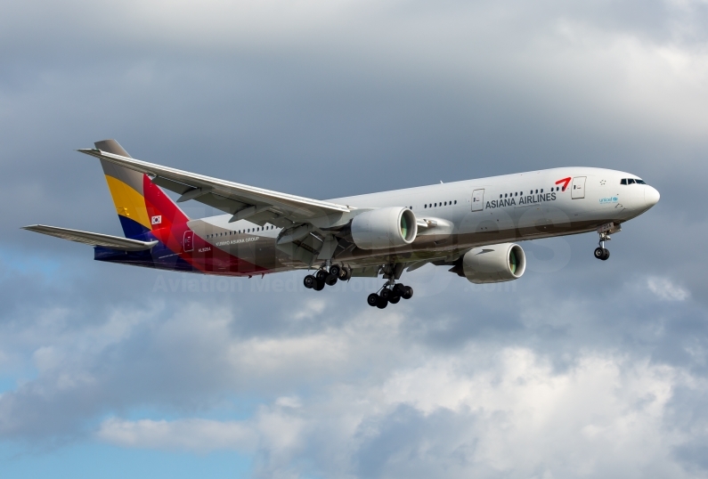 Asiana Airlines Boeing 777-28E(ER) HL8254