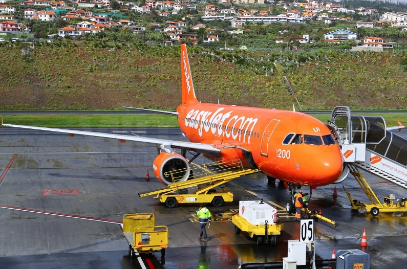 EasyJet Airbus A320-214 G-EZUI