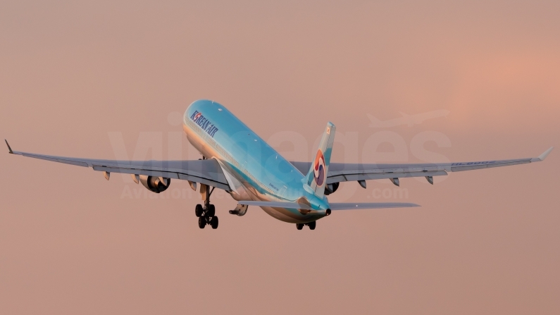 Korean Air Airbus A330-323 HL8002