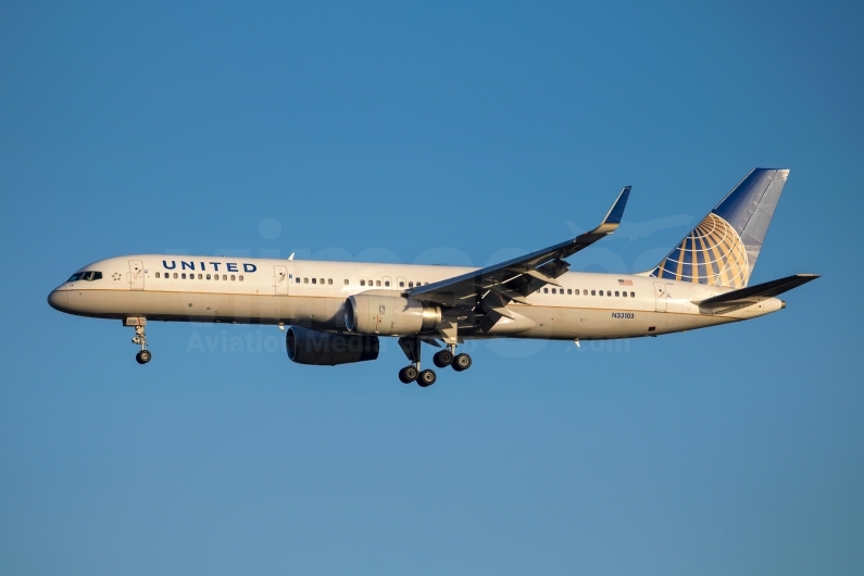 United Airlines Boeing 757-224(W) N33103