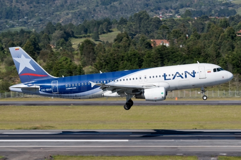 LATAM Airlines Chile Airbus A320-214 CC-BAX