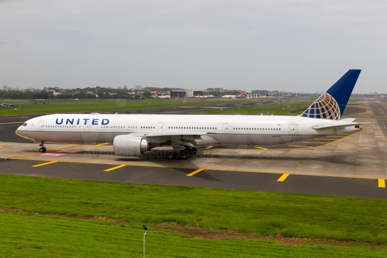 United Airlines Boeing 777-322(ER) N2243U