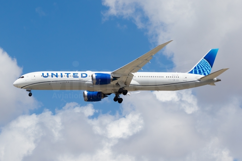 United Airlines Boeing 787-10 Dreamliner N12010