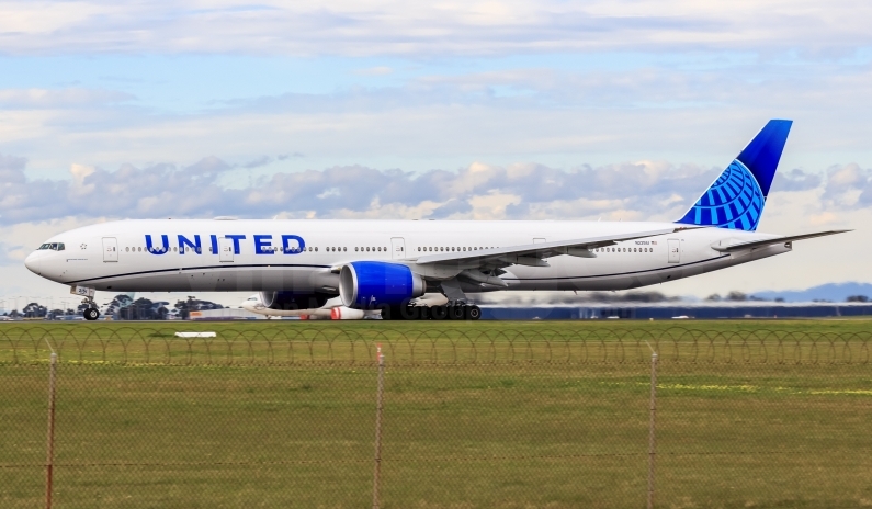 United Airlines Boeing 777-300(ER) N2251U