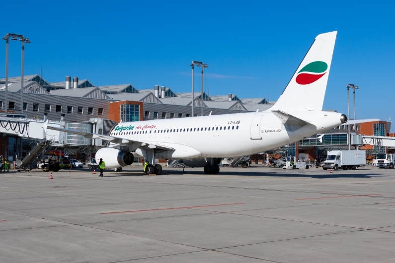 Bulgarian Air Charter Airbus A320-231 LZ-LAB