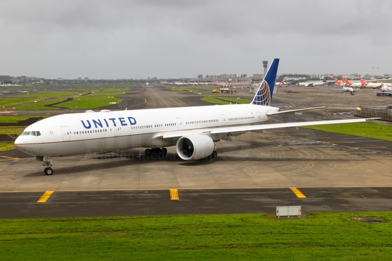 United Airlines Boeing 777-300(ER) N2748U