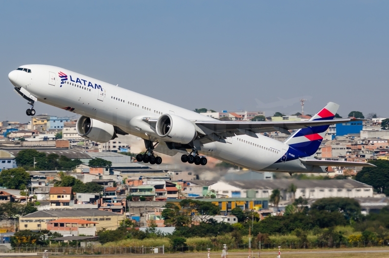 LATAM Airlines Brasil Boeing 777-32W(ER) PT-MUC