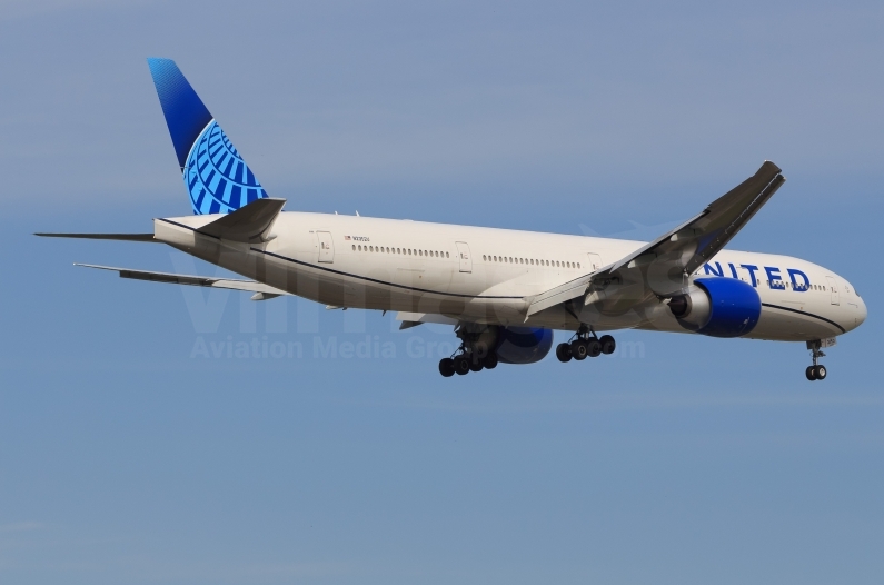 United Airlines Boeing 777-300(ER) N2352U