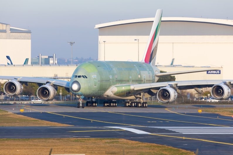 Emirates Airbus A380-842 A6-EVQ