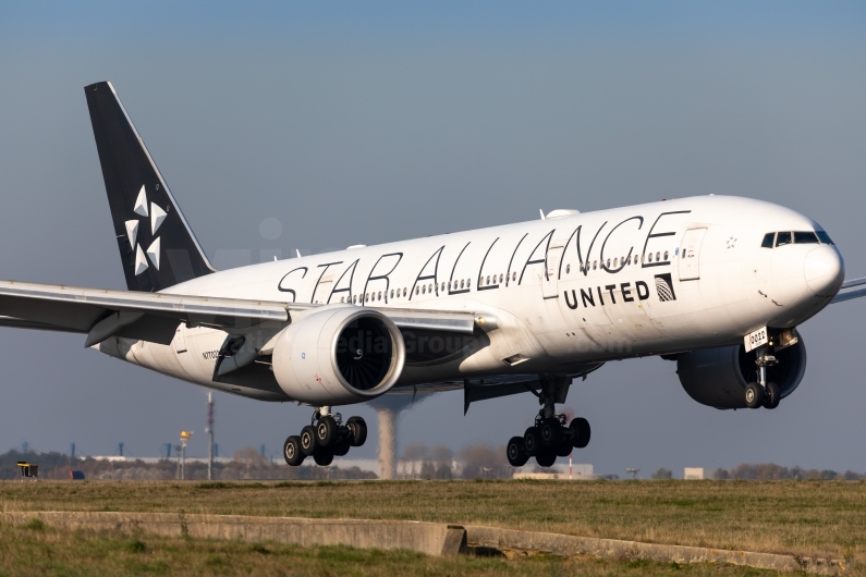 United Airlines Boeing 777-224(ER) N77022