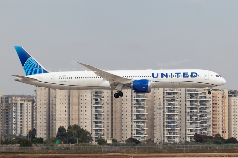 United Airlines Boeing 787-10 Dreamliner N13013