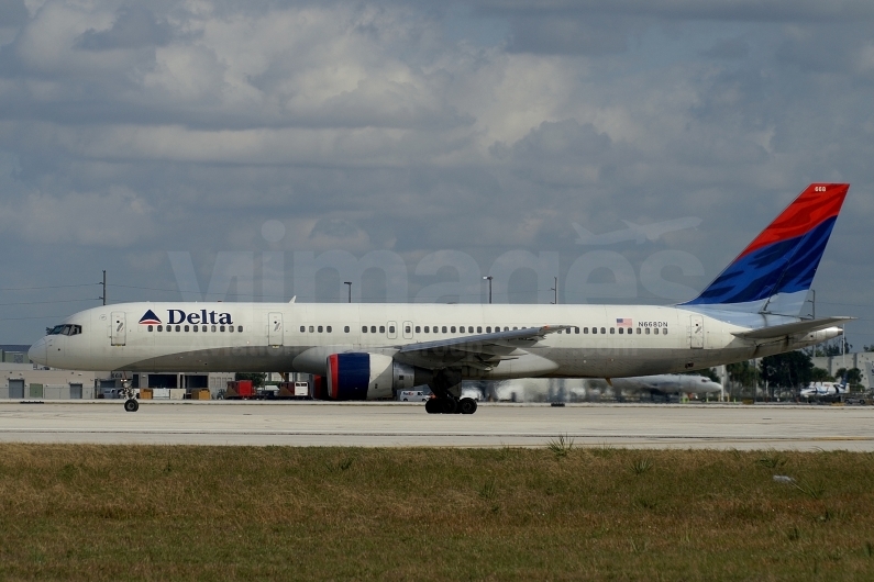 Delta Air Lines Boeing 757-232 N668DN