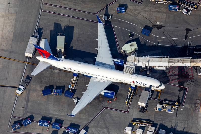 Delta Air Lines Boeing 757-232(WL) N685DA