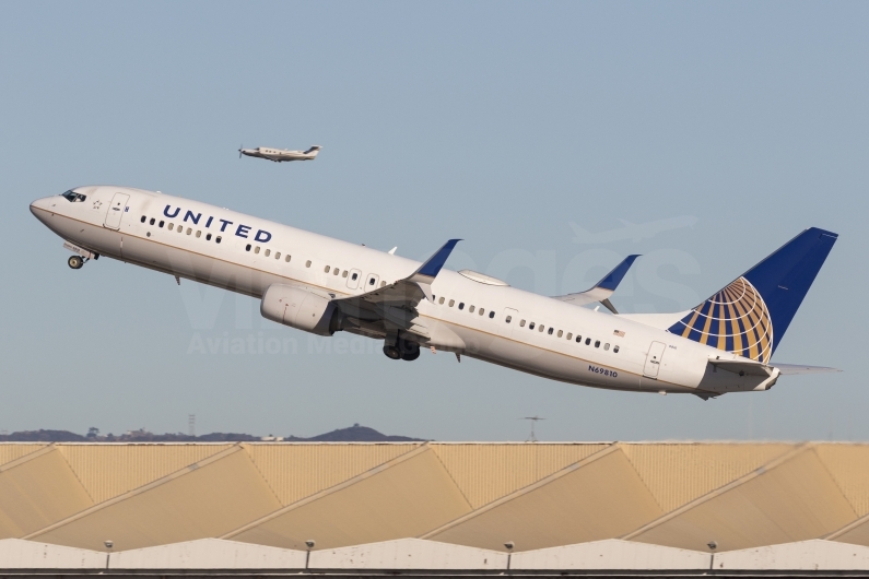 United Airlines Boeing 737-924ER(WL) N69810