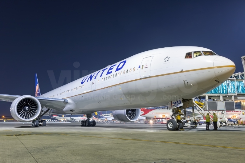 United Airlines Boeing 777-322(ER) N2333U