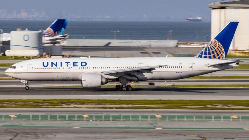 United Airlines Boeing 777-224(ER) N78001