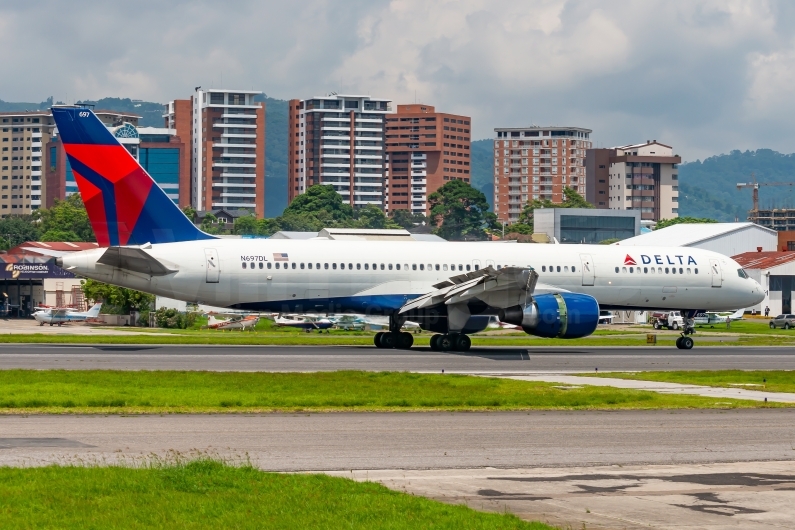 Delta Air Lines Boeing 757-232 N697DL