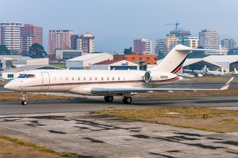 Private Bombardier BD-700-1A10 Global 6000 N151QS