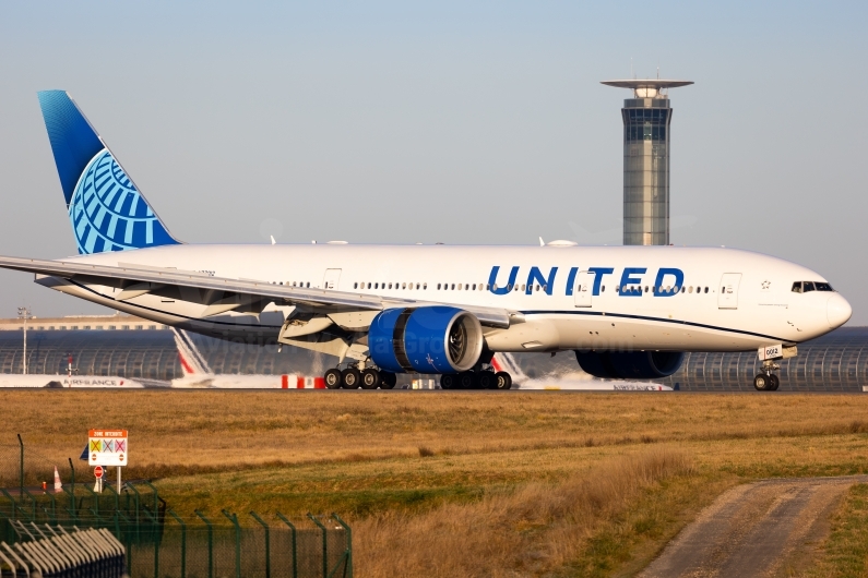 United Airlines Boeing 777-224(ER) N77012