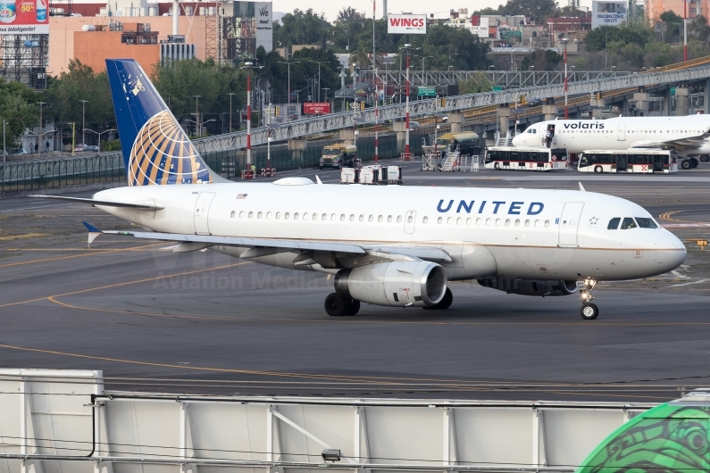 United Airlines Airbus A319-132 N889UA