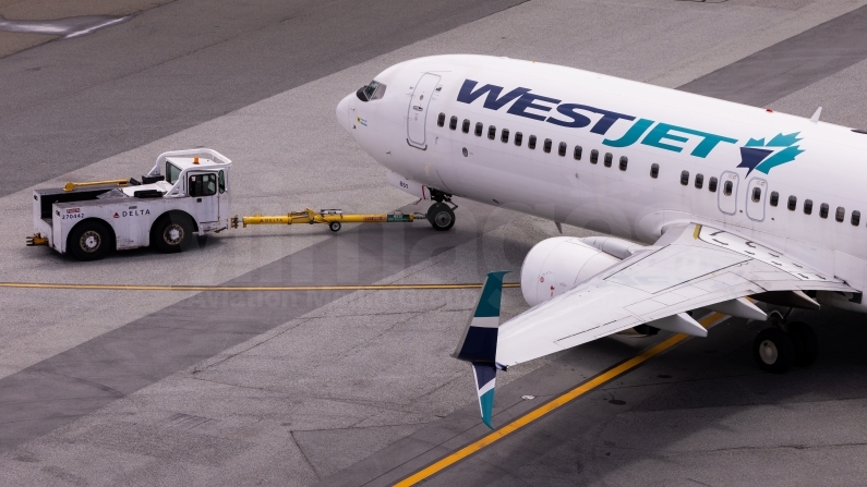 WestJet Boeing 737-8CT(WL) C-FXMS