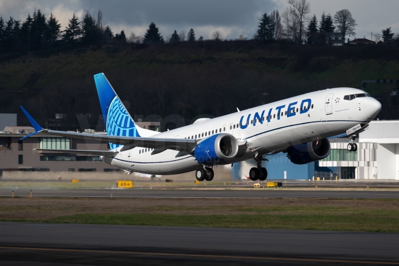 United Airlines Boeing 737-9 MAX N37528