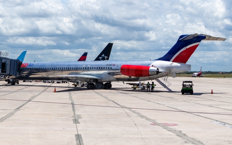 Red Air McDonnell Douglas MD-82 (DC-9-82) HI1064