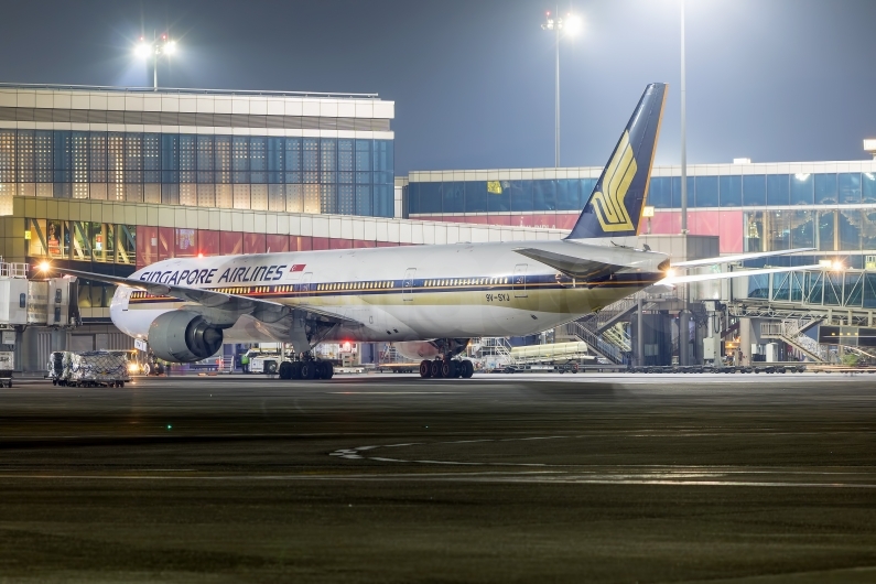 Singapore Airlines Boeing 777-312 9V-SYJ