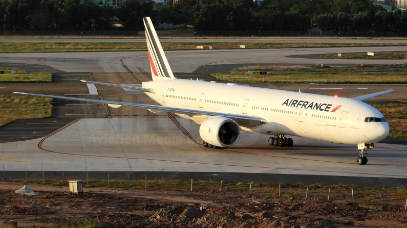 Air France Boeing 777-328(ER) F-GZNJ