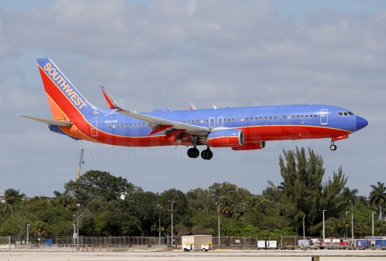 Southwest Airlines Boeing 737-8H4(WL) N8639B